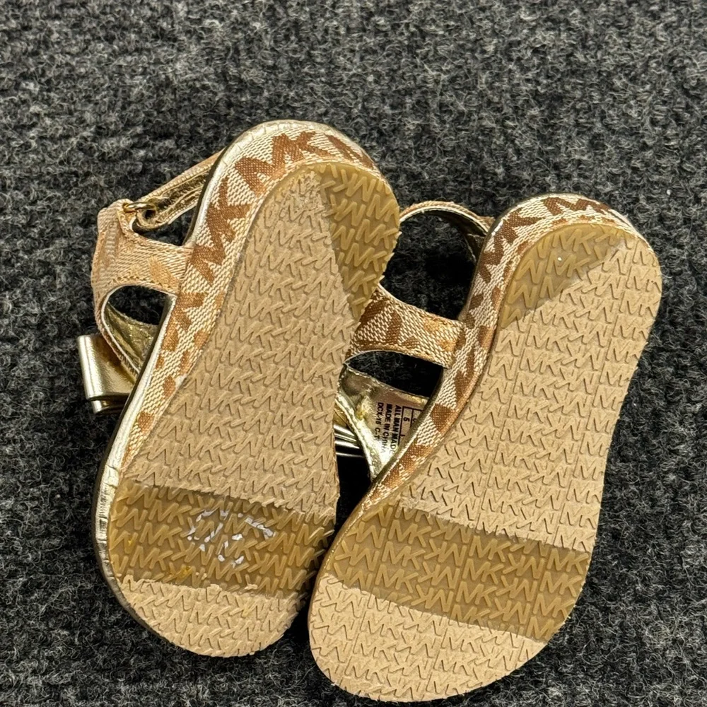 Gold Bow-Embellished Kids Sandals - Picture 4 of 7
